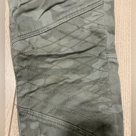 American Eagle high rise cropped jegging size 2 short camouflage print - Picture 3 of 9